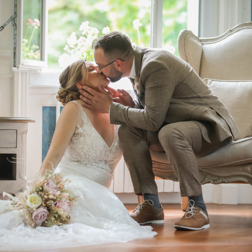 couple-marier-bisous-fauteuil-bouquet