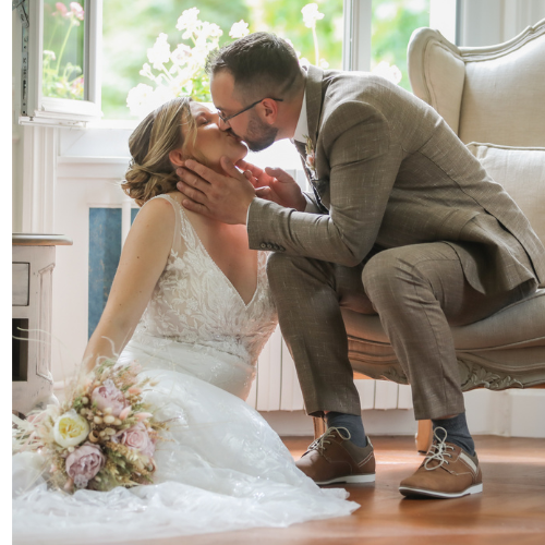 couple-marier-bisous-fauteuil-bouquet